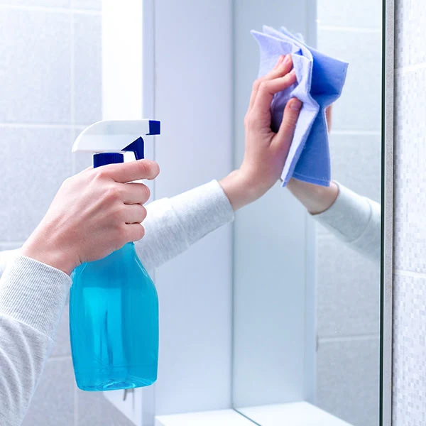 clean a bathroom mirror and glass
